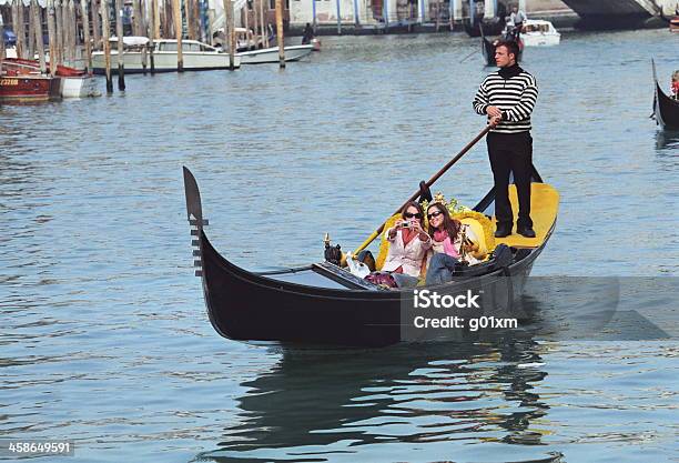 Venetian Gondoliere Com Turistas - Fotografias de stock e mais imagens de Canal - Água Corrente - Canal - Água Corrente, Cidade, Cultura Italiana