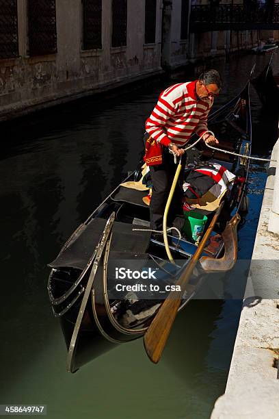 Gondoliere A Venezia - Fotografie stock e altre immagini di Acqua - Acqua, Canale, Colore nero