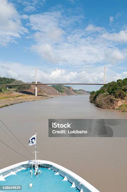 Foto de Coral Princess Saproximando Ponte Centenária Do Canal Do Panamá e mais fotos de stock de Aproximar