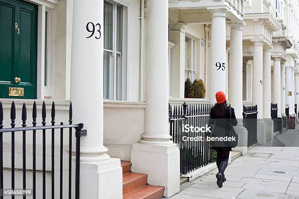 Foto de Pimlico Londres Inglaterra Reino Unido e mais fotos de stock de Bolsa de mão - Bolsa de mão, Ferro Forjado, Adulto