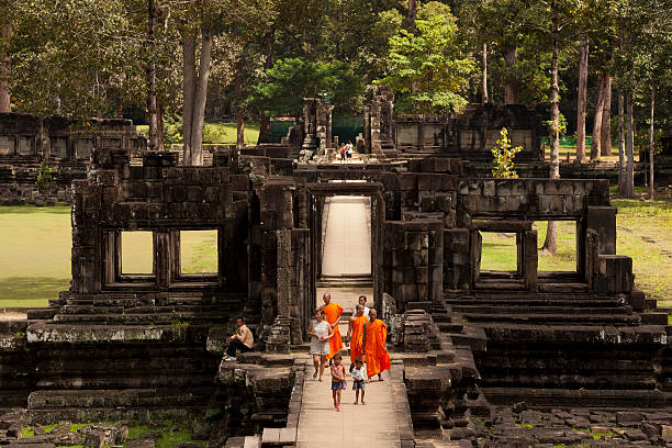 templo baphuon em angkor, cambodia - cambodia monk buddhism angkor wat - fotografias e filmes do acervo