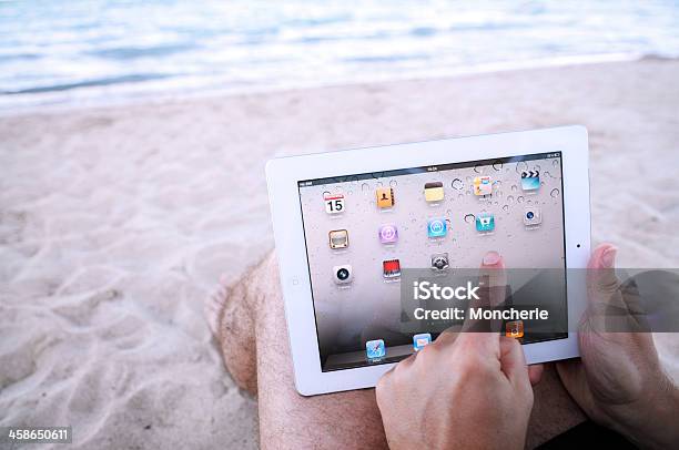 Uomo Toccare Ipad2 Iniziale Sulla Spiaggia - Fotografie stock e altre immagini di Spiaggia - Spiaggia, iPad, .com