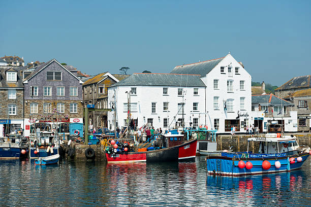 mevagissey wioska rybacka w cornwall wielka brytania - ship industrial ship fishing boat europe zdjęcia i obrazy z banku zdjęć