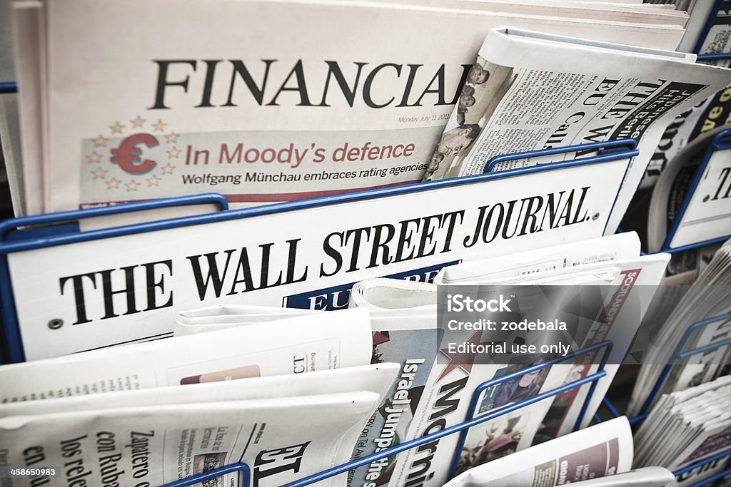 Jornais financeiros sobre uma banca de revistas - Foto de stock de The Wall Street Journal royalty-free