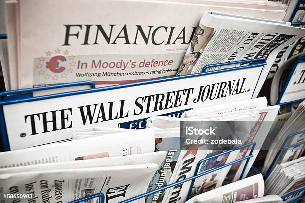 Foto de Jornais Financeiros Sobre Uma Banca De Revistas e mais fotos de stock de The Wall Street Journal - The Wall Street Journal, Jornal, Jornal Financeiro