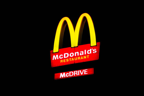 mc donalds panneau de nuit - brand name yellow red business photos et images de collection