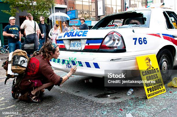 Vandalized Carro De Polícia - Fotografias de stock e mais imagens de Adulto - Adulto, Ao Ar Livre, Atividade