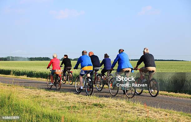 自転車乗馬 - 人々の集まりのストックフォトや画像を多数ご用意 - 人々の集まり, サイクリング, シニア世代