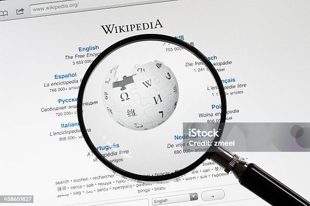 Википедия — стоковые фотографии и другие картинки Wikipedia - Wikipedia, Увеличительное стекло, Без людей