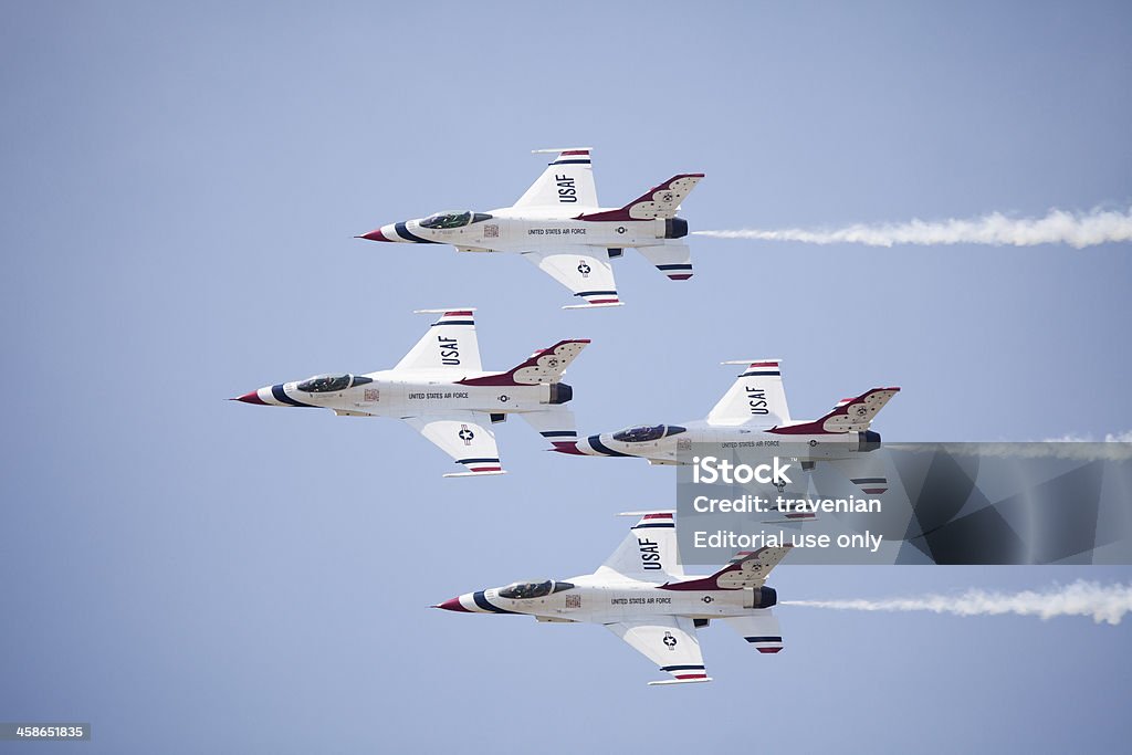 US Air Force Thunderbirds jets dal basso - Foto stock royalty-free di Aeroplano