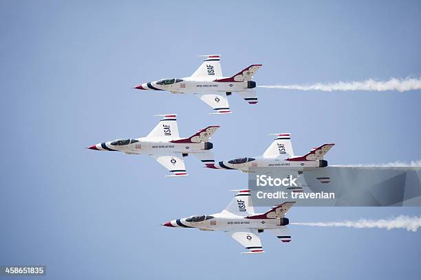 Us Air Force Thunderbirds Jets Dal Basso - Fotografie stock e altre immagini di Aeroplano - Aeroplano, Formazione di volo, Mezzo di trasporto aereo