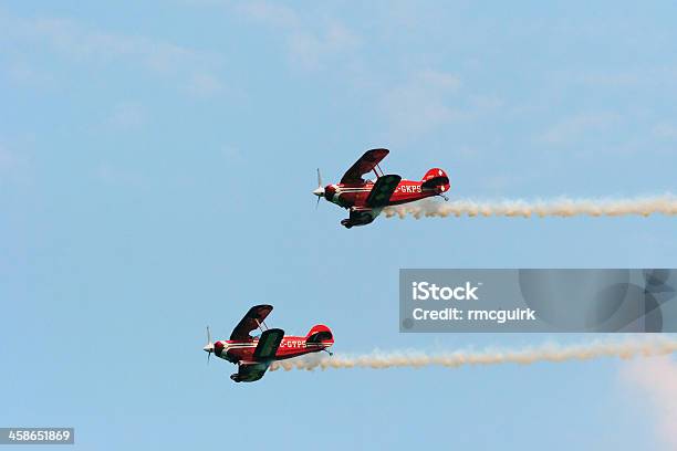 Foto de Biplanes Vermelho E Branco e mais fotos de stock de Avião Propulsor - Avião Propulsor, Dois Objetos, Arte, Cultura e Espetáculo