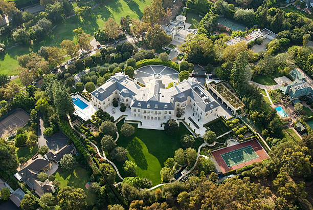 grand mansion en holmby hills (los angeles, californie - aaron spelling photos et images de collection
