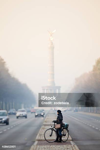 Auto Verkehr Und Radfahrer In Berlin Stockfoto und mehr Bilder von Abwarten - Abwarten, Antiquität, Architektur