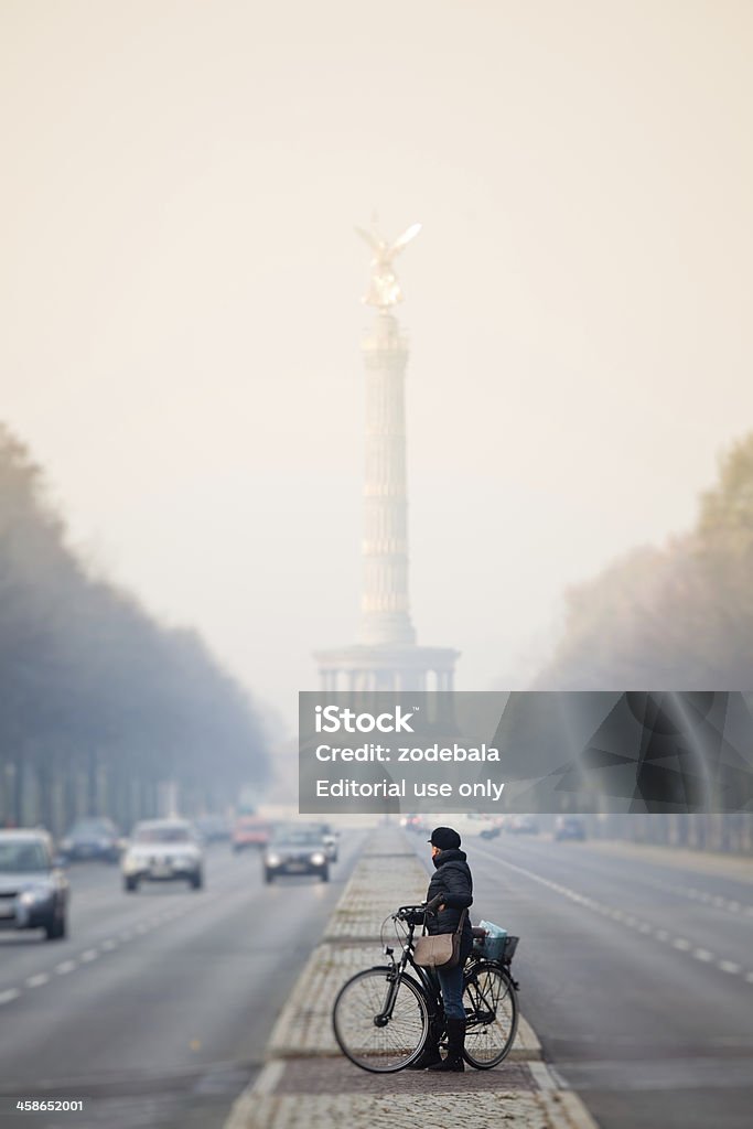 자동차모드 트래픽 및 Cyclist 베를린 - 로열티 프리 가로등 스톡 사진