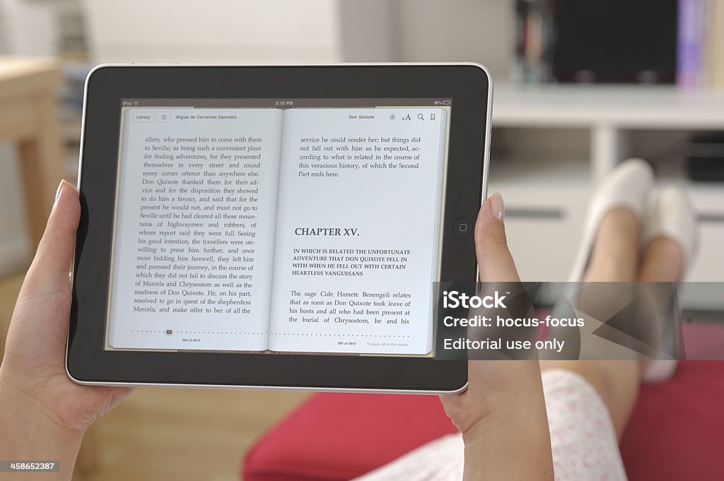 Leggere ebook su iPad - Foto stock royalty-free di PC Ultramobile