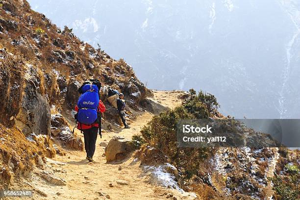 Porter En Nepal Foto de stock y más banco de imágenes de Adulto - Adulto, Adversidad, Aire libre