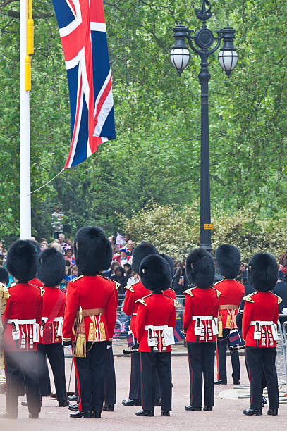 queen's protección en el royal celebraciones de bodas en londres - nobility crowd wedding british flag fotografías e imágenes de stock