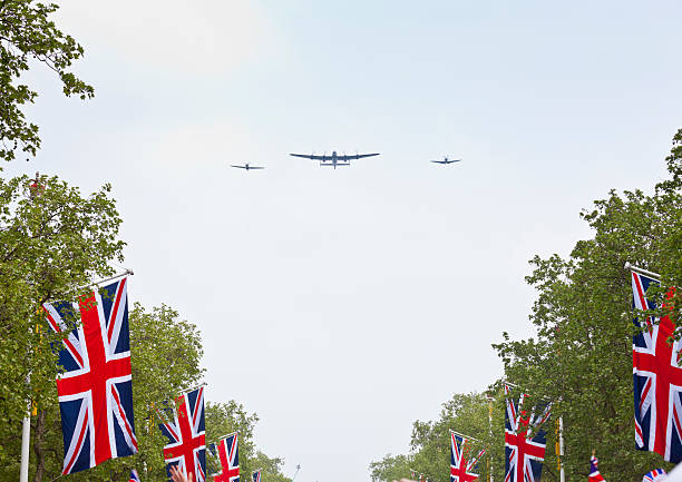 flypast na królewski ślub uroczystości w londynie - world war i horizontal editorial british military zdjęcia i obrazy z banku zdjęć