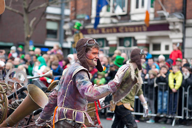 junger mann, gekleidet wie old fashion piloten - irish culture republic of ireland st patricks day dancing stock-fotos und bilder