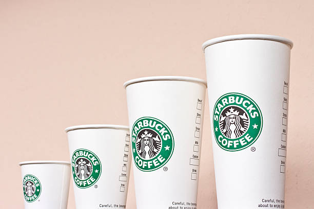 papel de tazas de café starbucks - starbucks coffee drink coffee cup fotografías e imágenes de stock