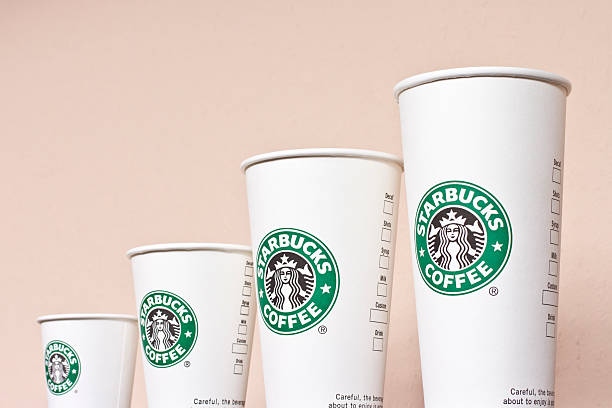 starbucks （スターバックス）のコーヒーカップ紙 - starbucks coffee drink coffee cup ストックフォトと画像