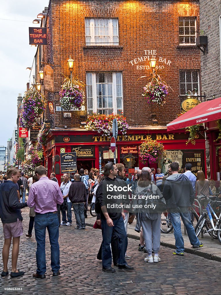 Sera a Temple Bar di Dublino - Foto stock royalty-free di Abbigliamento casual