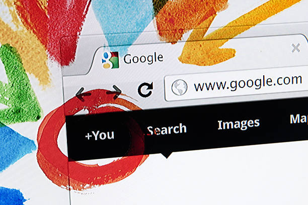 google página de boas-vindas, no ecrã lcd grande - google social networking service imagens e fotografias de stock