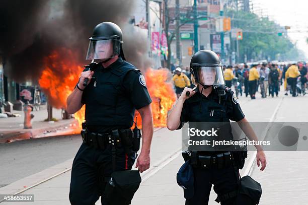 Гореть Полицейская Машина — стоковые фотографии и другие картинки Полиция - Полиция, Протест, Огонь