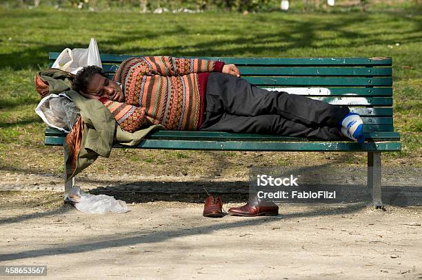 Obdachlos In Mailand Stockfoto und mehr Bilder von Abgeschiedenheit - Abgeschiedenheit, Armut, Barfuß