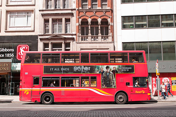 harry potter película, anuncio en autobús de dos pisos en londres - editorial tourist travel destinations bus fotografías e imágenes de stock