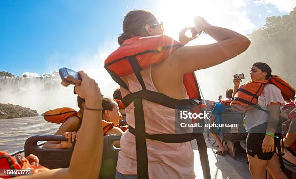 Touristen Fotografieren In Iguazu Falls Argentinienboot Stockfoto und mehr Bilder von Floßfahrt