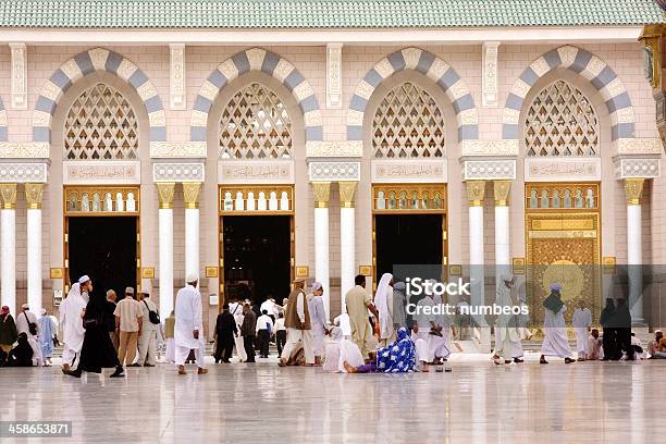 Photo libre de droit de Pèlerins Musulman Medina Arabie Saoudite banque d'images et plus d'images libres de droit de Médine - Médine, Oumra, Adulte
