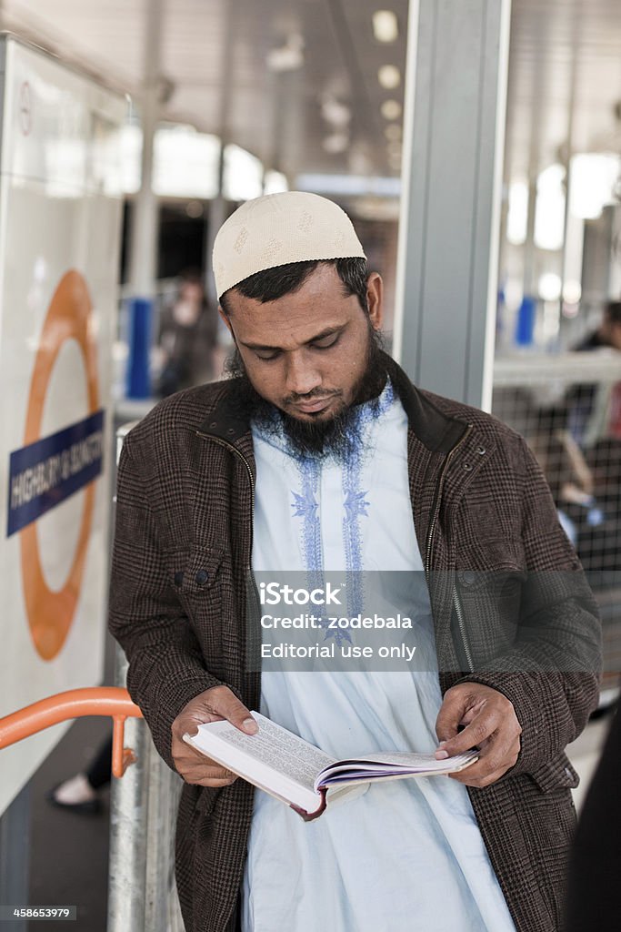 Muçulmanos homem lendo o Corão em Londres - Foto de stock de 30 Anos royalty-free