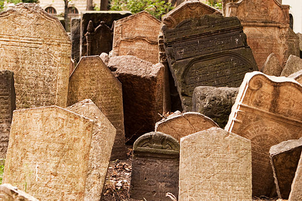 headstones no cemitério judeu - cripta - fotografias e filmes do acervo