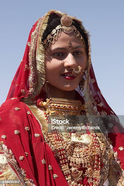 Vestido De Vermelho E Dourado - Fotografias de stock e mais imagens de Adolescente - Adolescente, Adulto, Azul