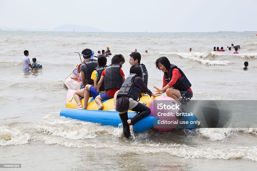 destillation muskel Torrent Youngsters Playing On Bang Saen Beach Thailand Stock Photo - Download Image  Now - Asia, Asian and Indian Ethnicities, Beach - iStock