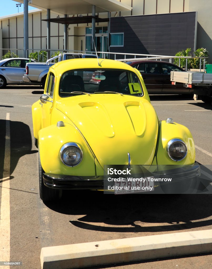 Giallo Volkswagon con placche L - Foto stock royalty-free di Parcheggio