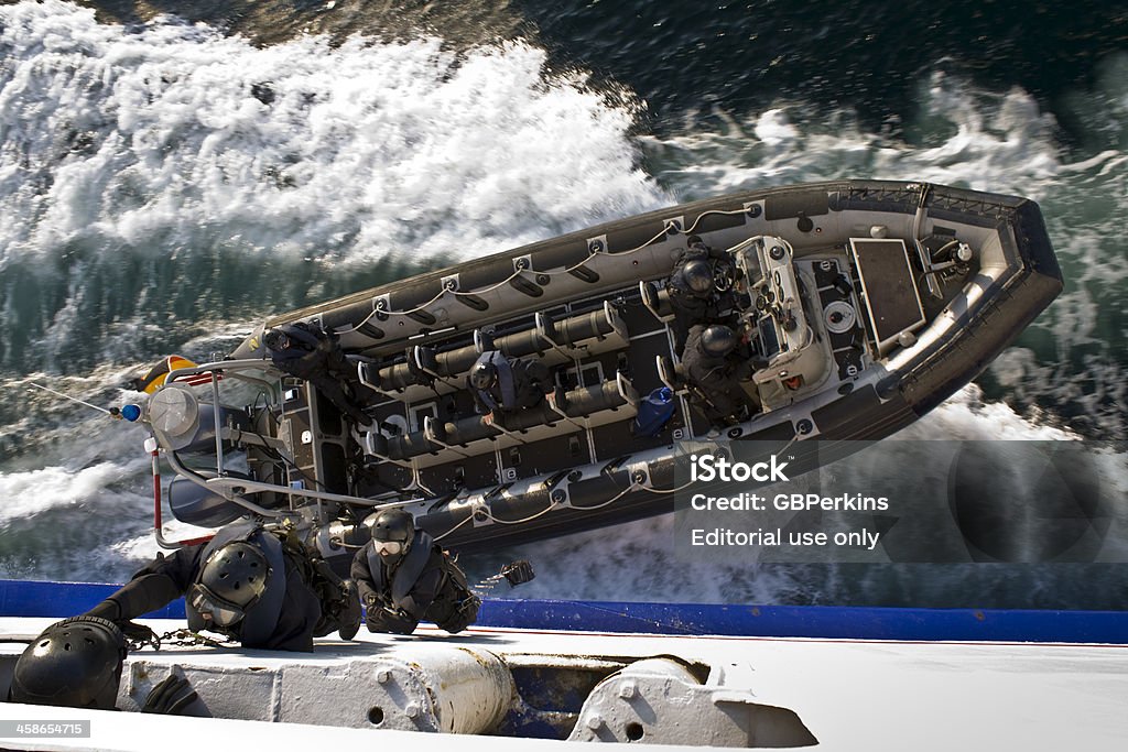 Imputabile a bordo della nave da un rigido scafo barca gonfiabile - Foto stock royalty-free di Marines