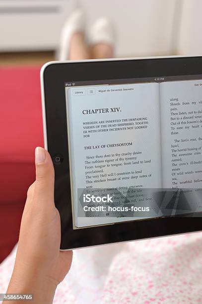 A Ler Ebook No Ipad - Fotografias de stock e mais imagens de Aconchegante - Aconchegante, Adolescente, Adulto