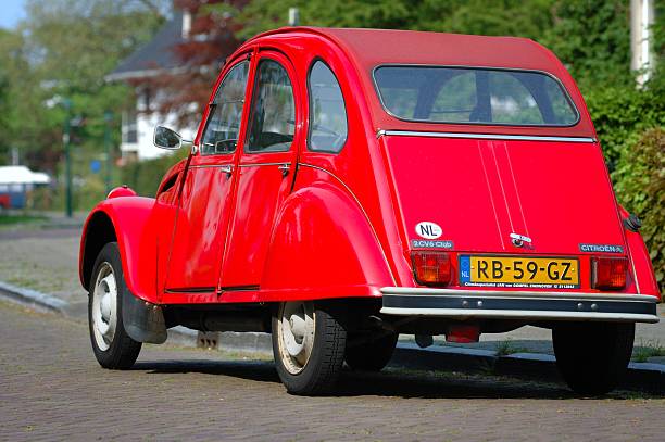 citroen 2cv - deux chevaux stockfoto's en -beelden