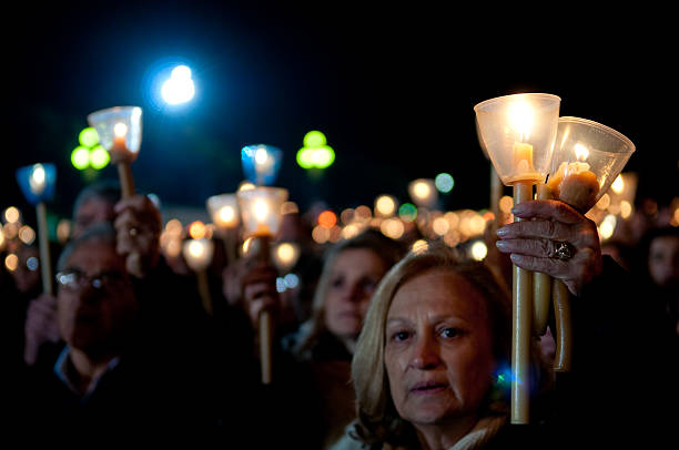 a la luz de las velas procesión de fátima portugal - benedict xvi fotografías e imágenes de stock