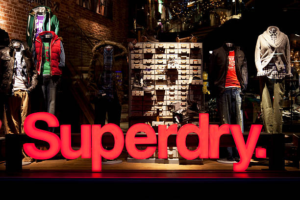 superdry magasin de vêtements vitrine, signe ou logo - boutique shoe window display fashion photos et images de collection