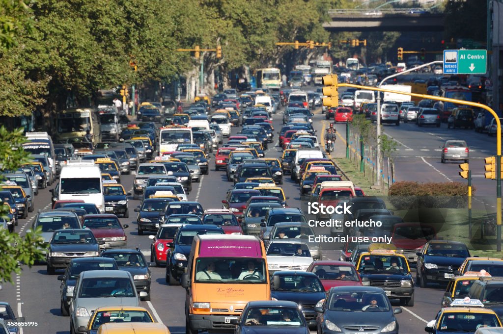 Traffico a Buenos Aires - Foto stock royalty-free di Albero