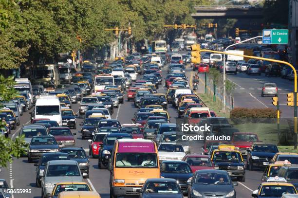 Traffico A Buenos Aires - Fotografie stock e altre immagini di Albero - Albero, Ambientazione esterna, America Latina