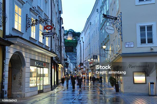 Foto de Getreidegasse Em Salzburgo e mais fotos de stock de Getreidegasse - Getreidegasse, Salzburgo, Cidade