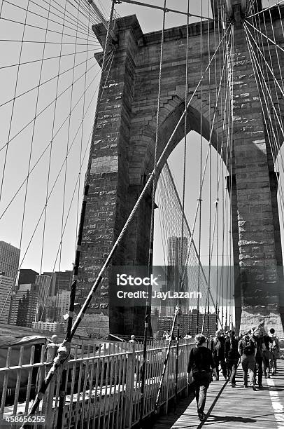 Turystów W Pobliżu West Tower Z Brooklyn Bridge New York City - zdjęcia stockowe i więcej obrazów Bezchmurne niebo