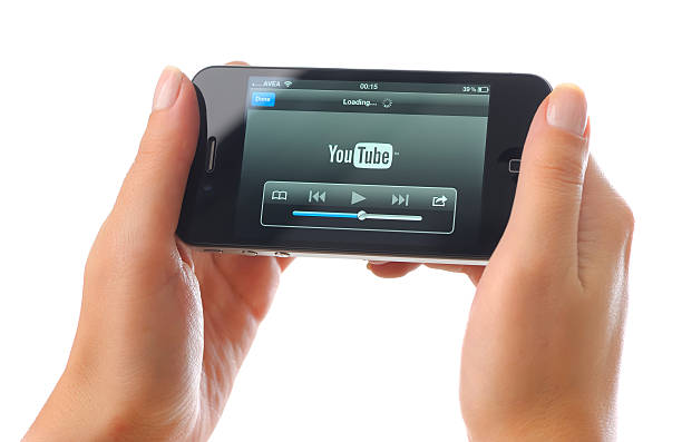 regarder la vidéo youtube avec l'iphone 4 - social networking youtube internet leisure activity photos et images de collection