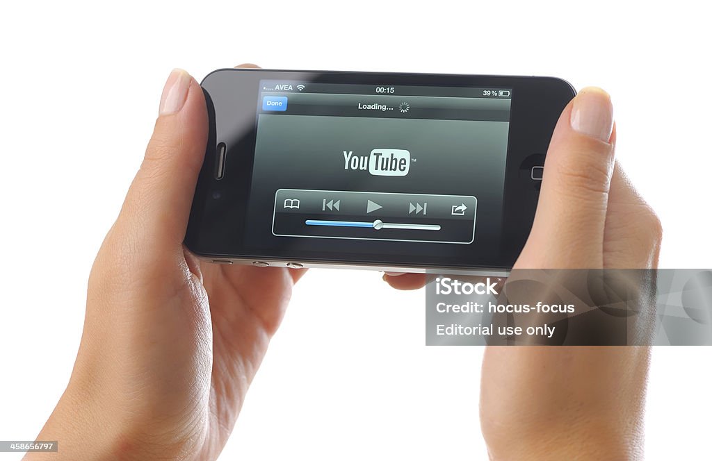 Guarda video su Youtube con iPhone 4 - Foto stock royalty-free di YouTube