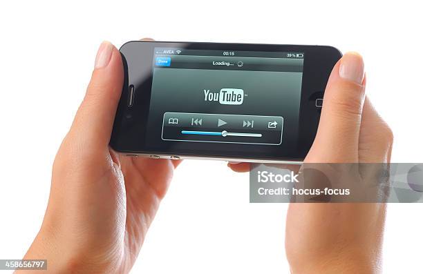 Guarda Video Su Youtube Con Iphone 4 - Fotografie stock e altre immagini di YouTube - YouTube, Guardare con attenzione, Telefono